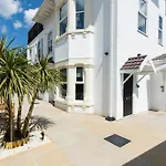 Modern Apartment Spacious Double Bed Off Road Parking Suite 8