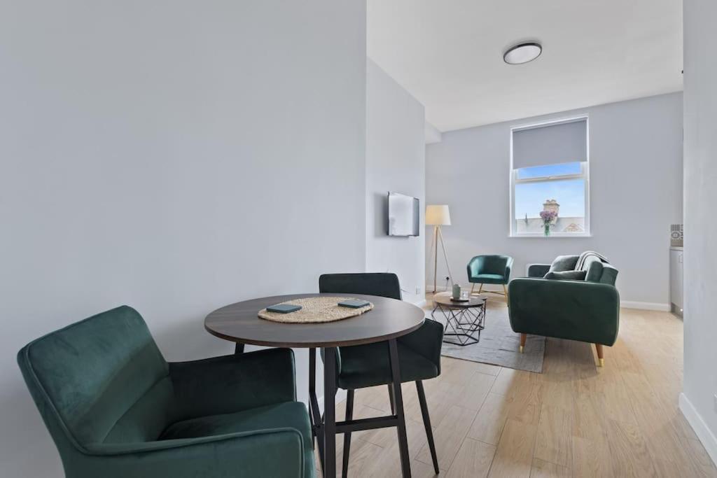 Apartment Modern Spacious Double Bed Off Road Parking 8