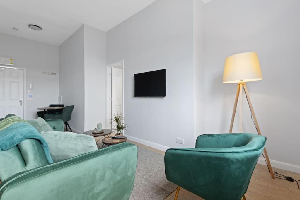 Modern Spacious Double Bed Off Road Parking 8 *
