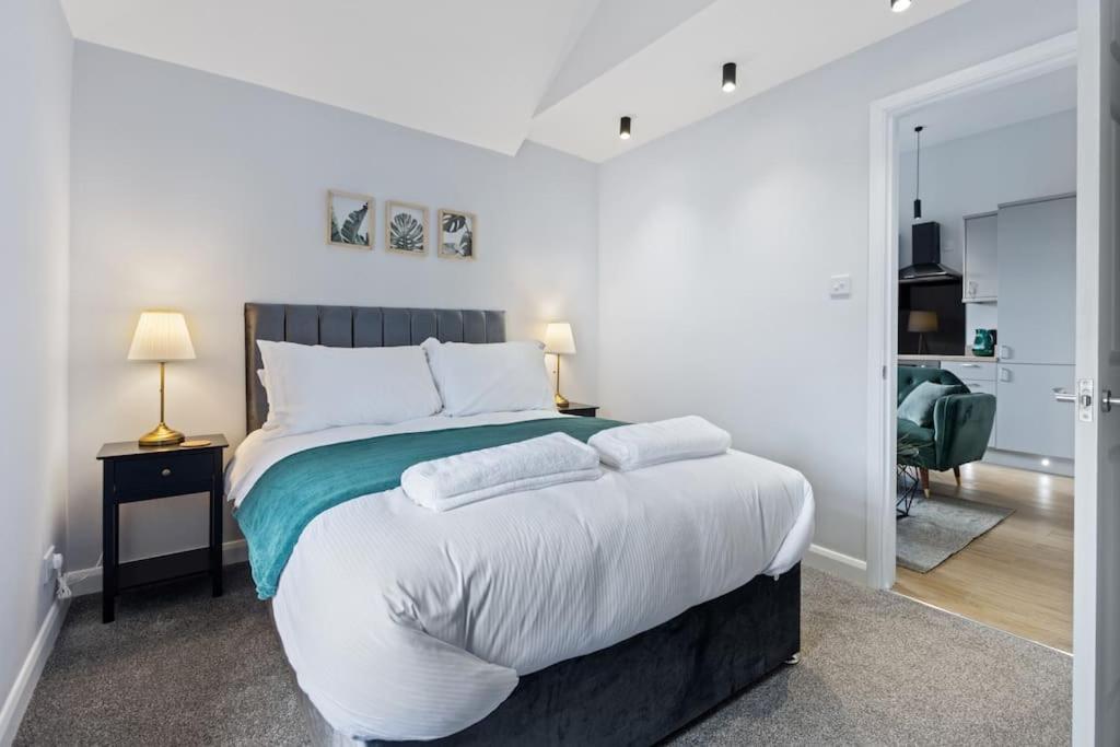 Modern Spacious Double Bed Off Road Parking 8 Nottingham