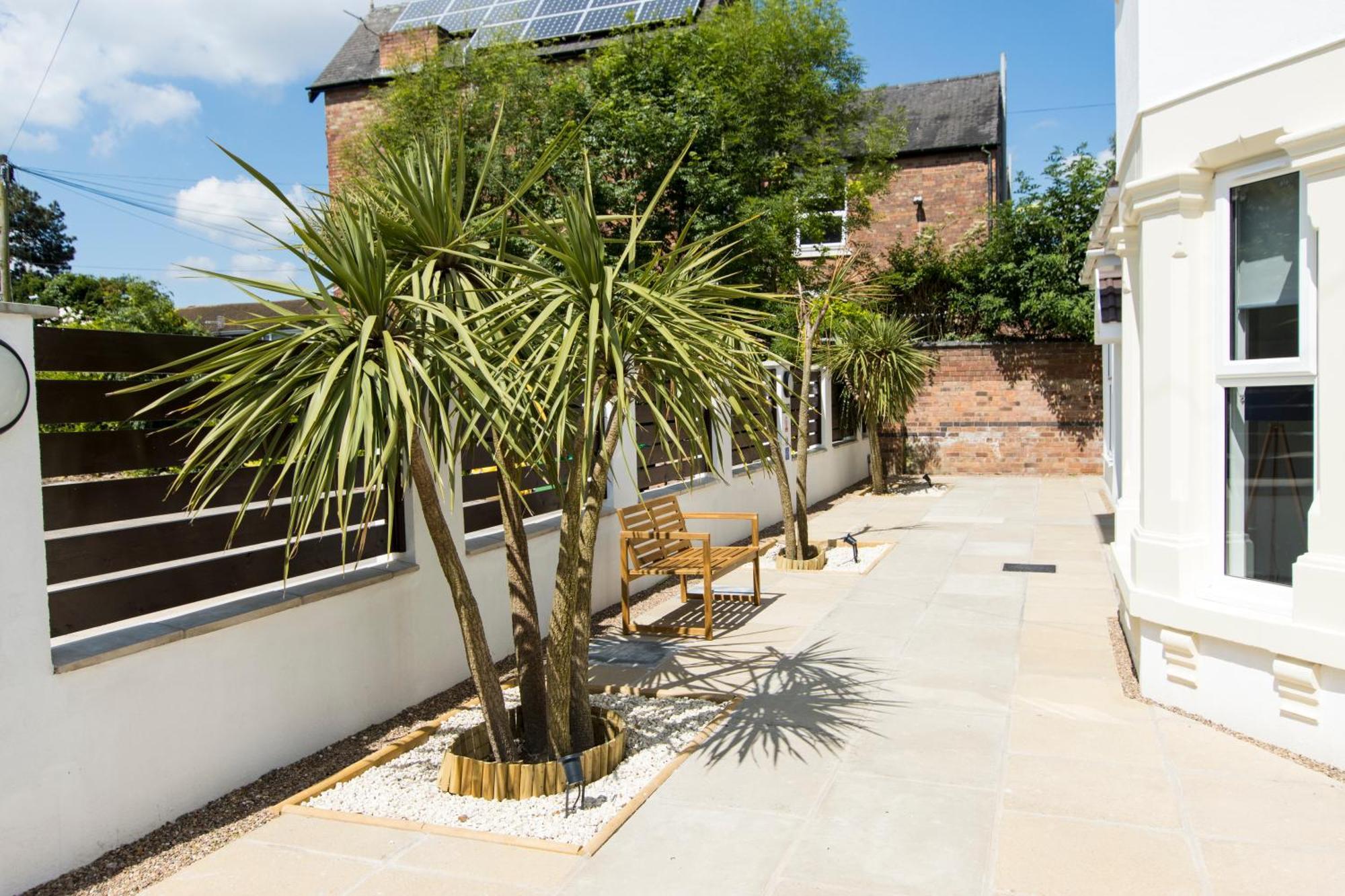 Modern Spacious Double Bed Off Road Parking 8